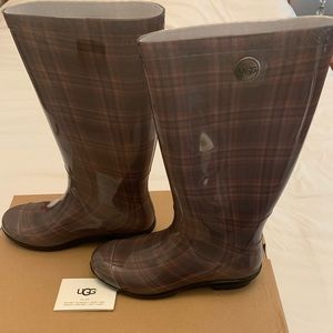 New in box Ugg Shaye rain boot in Diva Pink Plaid